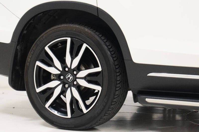 2019 Honda Pilot Touring w/Rear Captain's Chairs