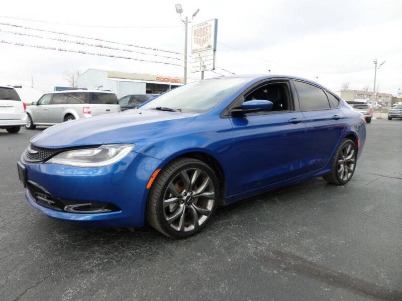 Chrysler 200's photo