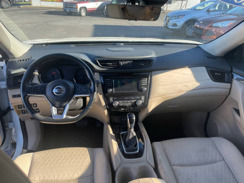 2019 Nissan Rogue SV photo 14