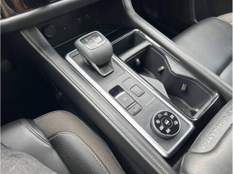 2024 Nissan Pathfinder SL