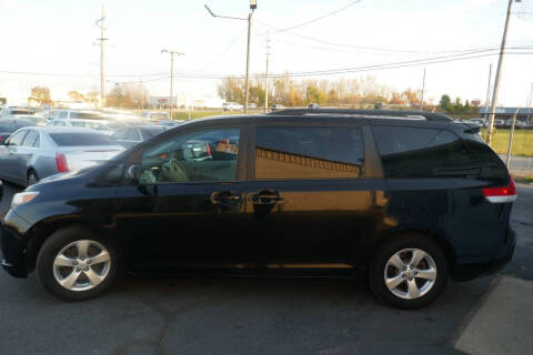 2013 Toyota Sienna LE 8-Passenger