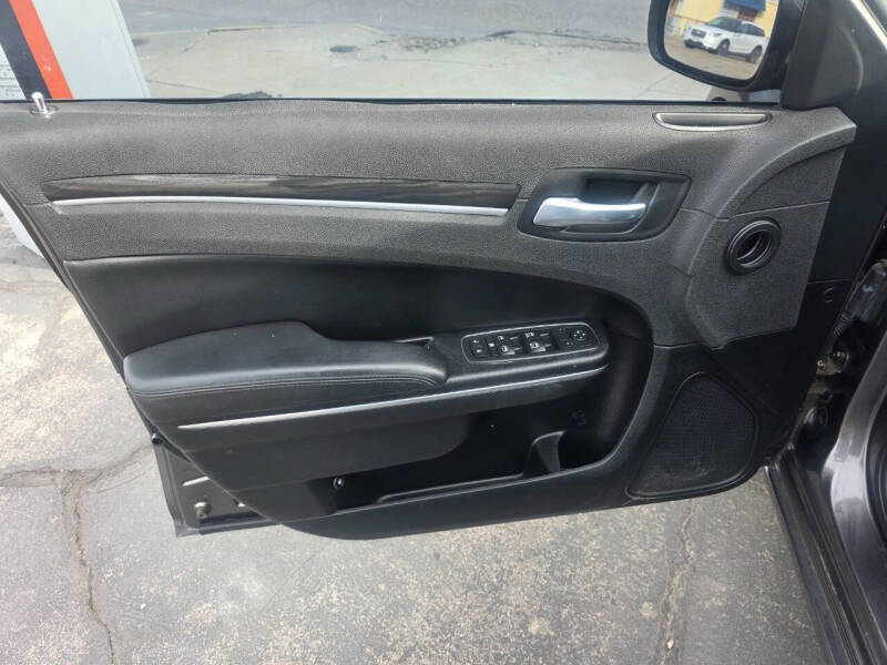 2017 Chrysler 300 Limited