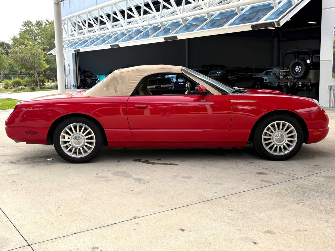 2005 Ford Thunderbird 26