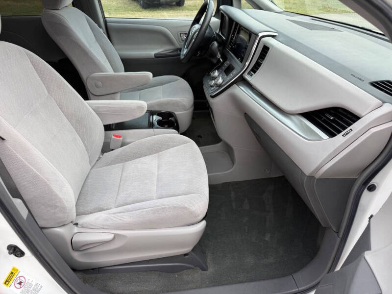 2017 Toyota Sienna LE 8-Passenger