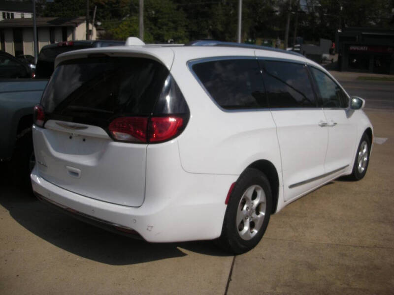 2017 Chrysler Pacifica Touring-L Plus