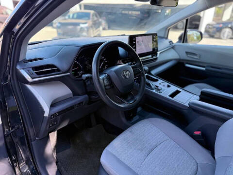 2022 Toyota Sienna LE 8-Passenger