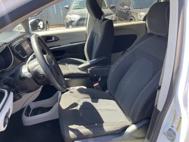 2022 Chrysler Voyager LX