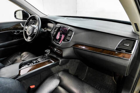 2017 Volvo XC90 T6 Momentum