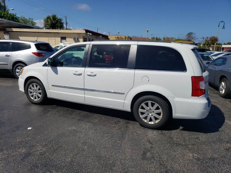 2014 CHRYSLER Town and Country Minivan - $10,995