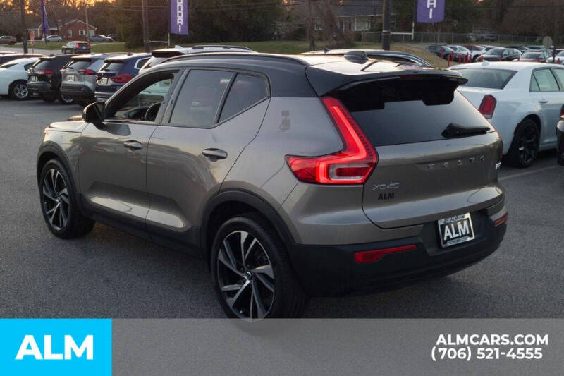2022 Volvo XC40 T5 R-Design