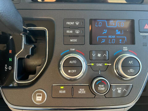 2017 Toyota Sienna LE 7-Passenger Auto Access Seat
