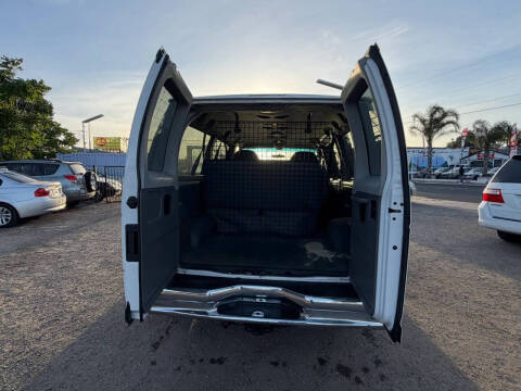2004 Ford E-Series E-150 Chateau