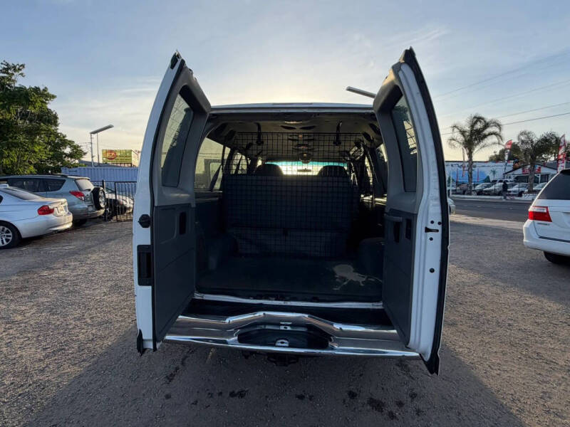 2004 Ford E-Series E-150 Chateau