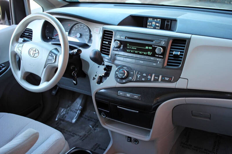 2013 Toyota Sienna LE 8-Passenger