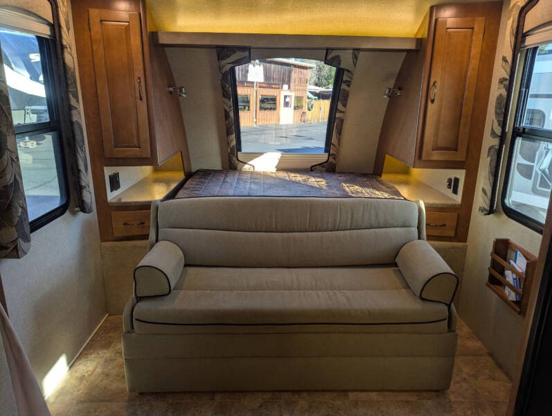 2015 Lance 1995 / 23ft