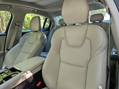 2024 Volvo S60 Recharge T8 Plus Dark Theme