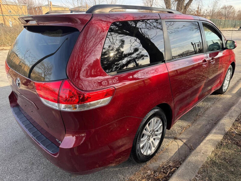 2014 Toyota Sienna XLE photo 6