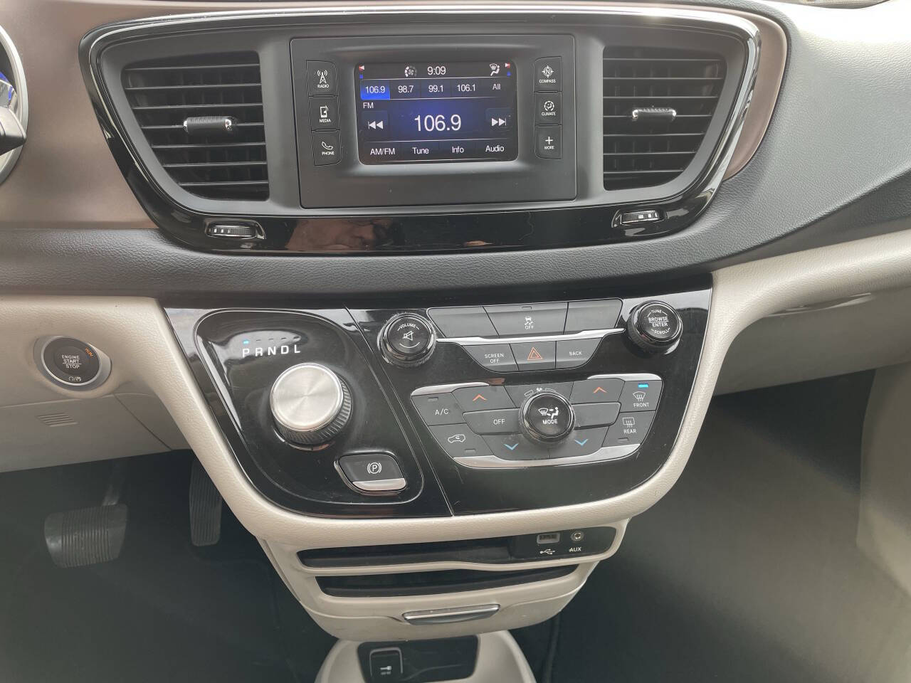 2017 Chrysler Pacifica LX photo 9