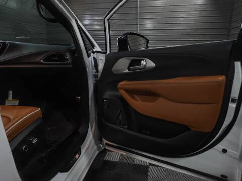 2025 Chrysler Pacifica Plug-In Hybrid Pinnacle