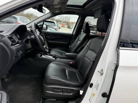2021 Honda Pilot Touring w/Rear Captain's Chairs