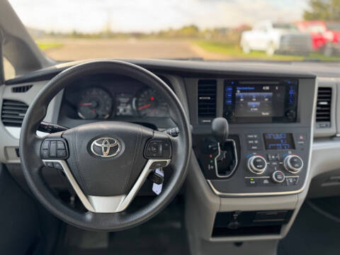 2017 Toyota Sienna LE 8-Passenger