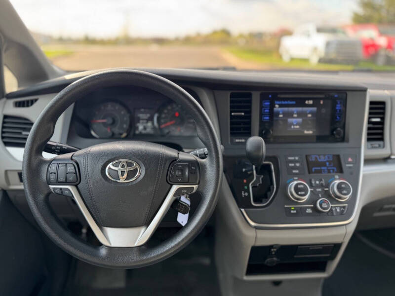 2017 Toyota Sienna LE 8-Passenger