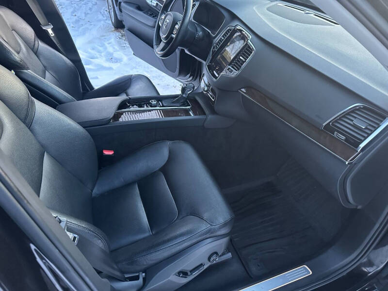 2016 Volvo XC90 T6 Momentum