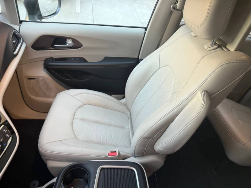 2017 Chrysler Pacifica Touring-L Plus