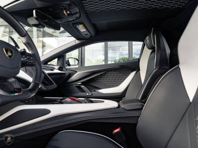 2024 Lamborghini Revuelto