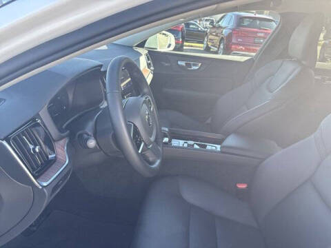 2025 Volvo V60 Cross Country B5 Plus