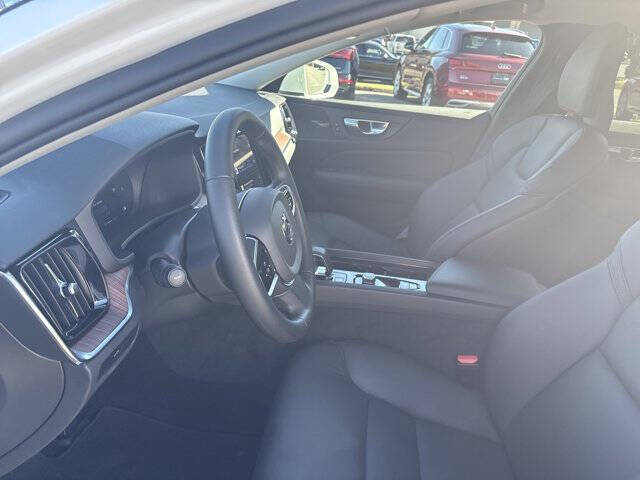 2025 Volvo V60 Cross Country B5 Plus