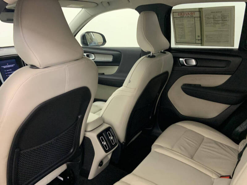 2023 Volvo XC40 B4 Ultimate Dark Theme