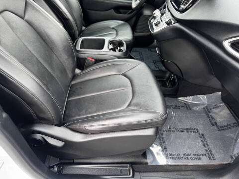 2025 Chrysler Pacifica Select