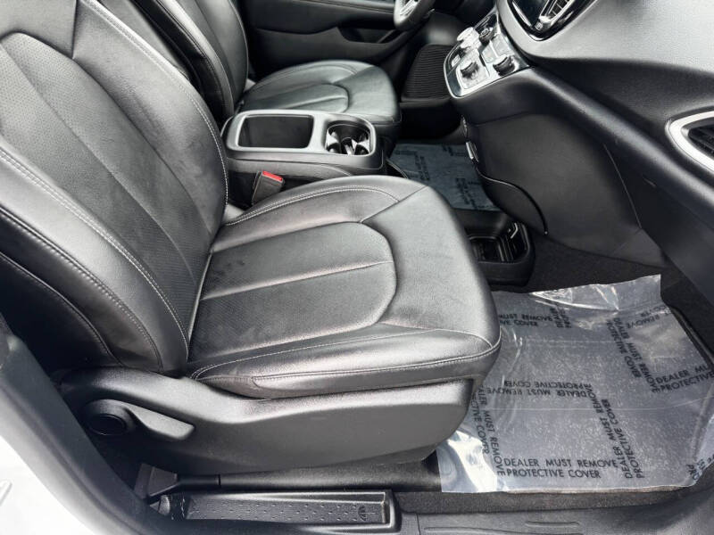 2025 Chrysler Pacifica Select