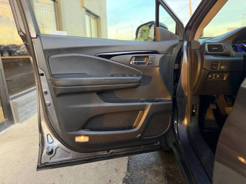 2021 Honda Pilot Touring w/Rear Captain's Chairs