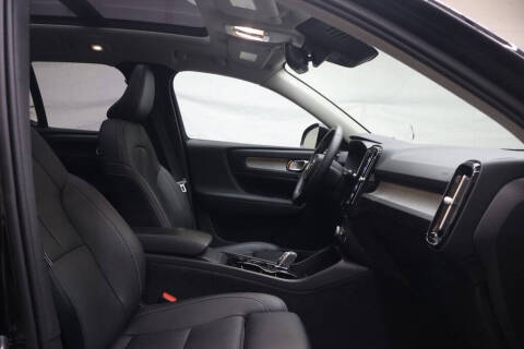 2025 Volvo XC40 B5 Plus Dark Theme