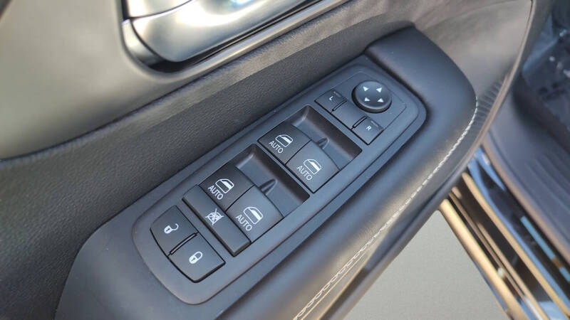 2027 Chrysler Pacifica Select
