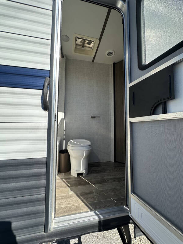 2021 Gulfstream Enlighten 27BHS