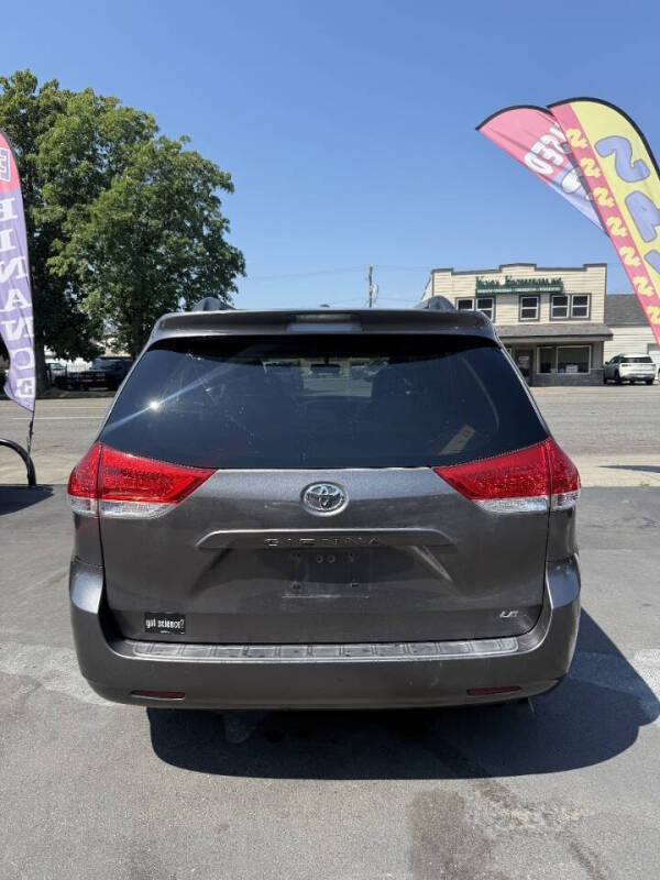 2014 Toyota Sienna LE 7-Passenger Auto Access Seat