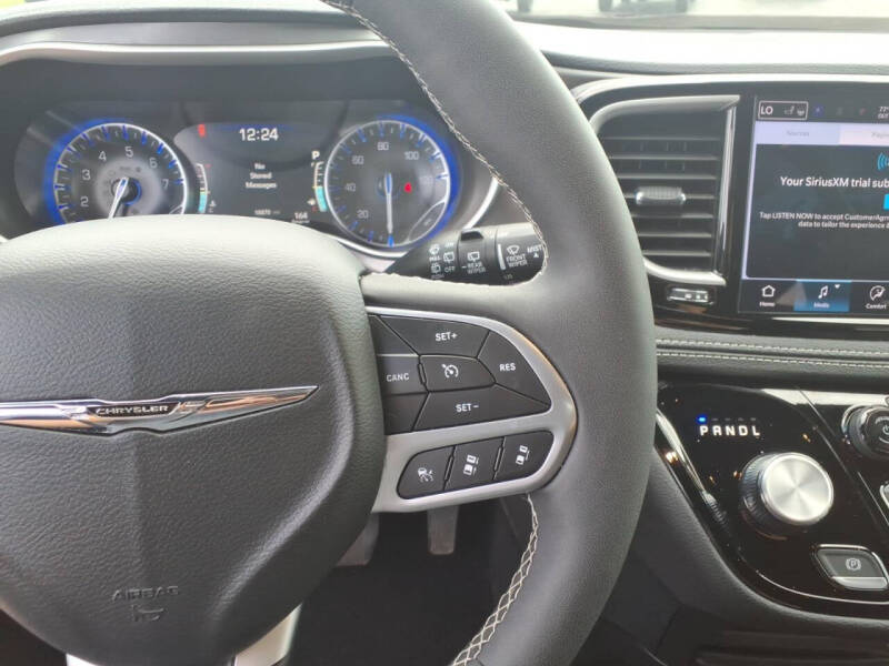 2025 Chrysler Pacifica Select