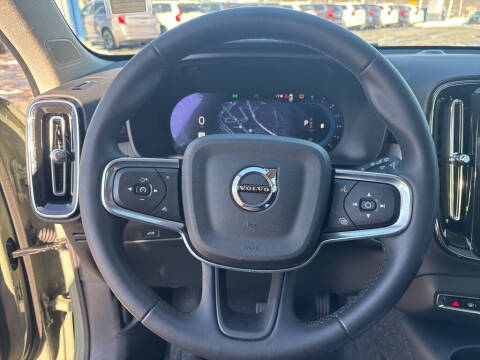 2025 Volvo XC40 B5 Plus Bright Theme