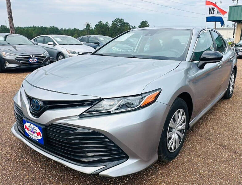 2019 Toyota Camry LE's photo