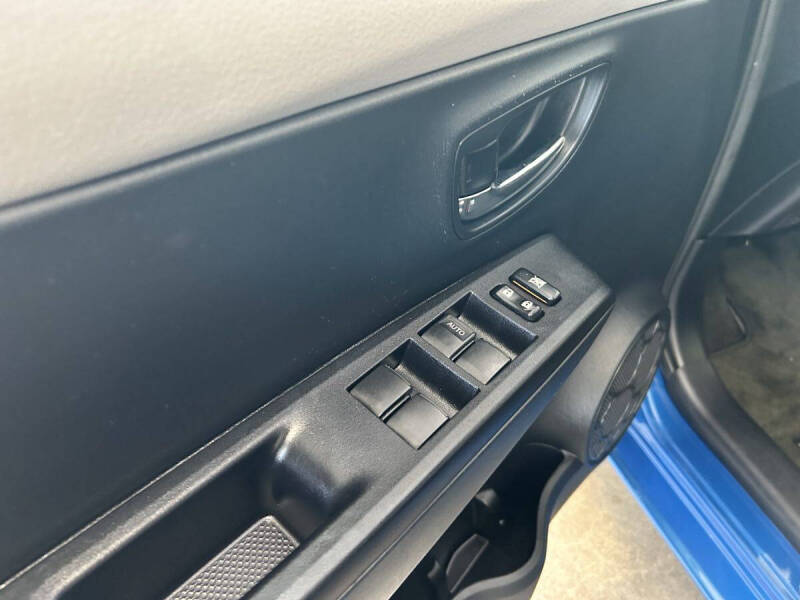 2012 Toyota Yaris 5-Door LE