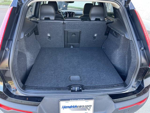 2025 Volvo XC40 B5 Core Bright Theme