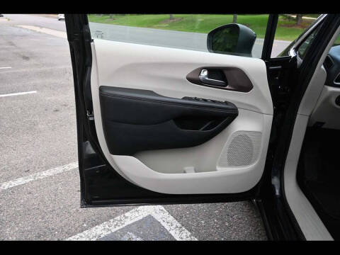 2024 Chrysler Voyager LX