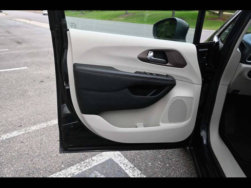 2024 Chrysler Voyager LX