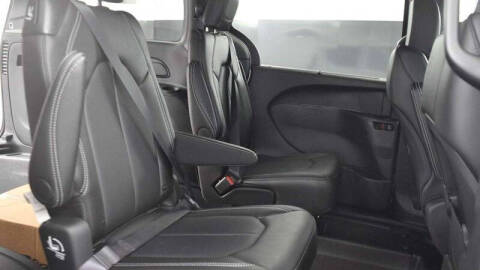 2025 Chrysler Voyager LX