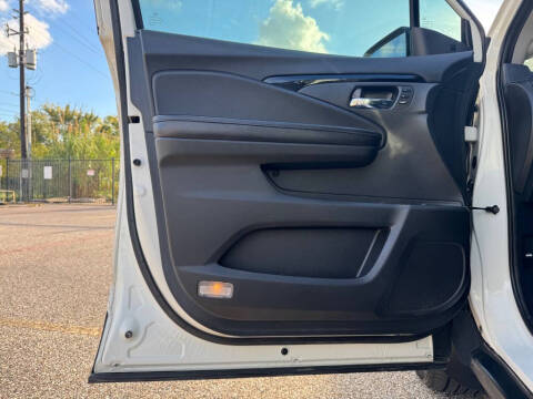 2019 Honda Pilot Touring w/Rear Captain's Chairs