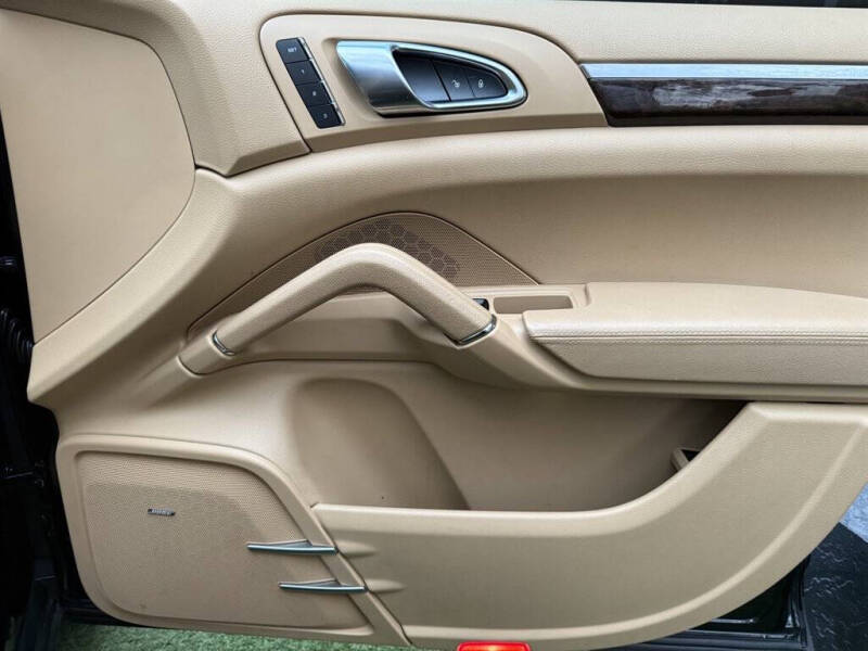 2014 Porsche Cayenne Platinum