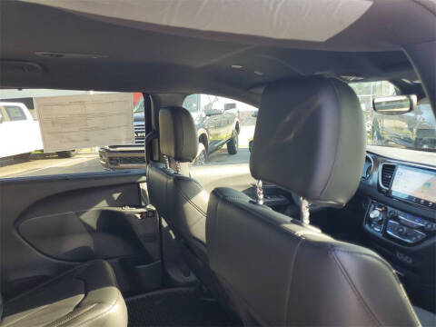 2025 Chrysler Voyager LX